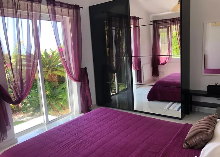 Neyla Four Bedroom Front * Корал-Бэй