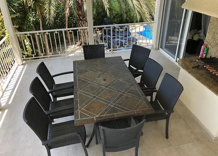 Вилла Neyla Four Bedroom Front Корал-Бэй