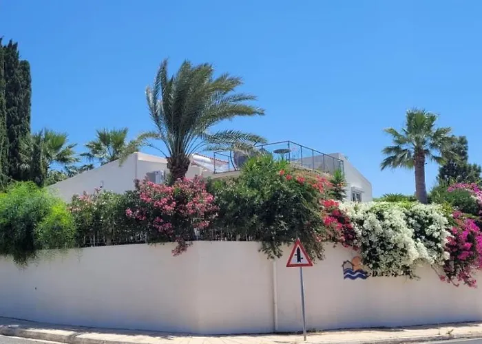 Neyla Four Bedroom Front Вилла Корал-Бэй