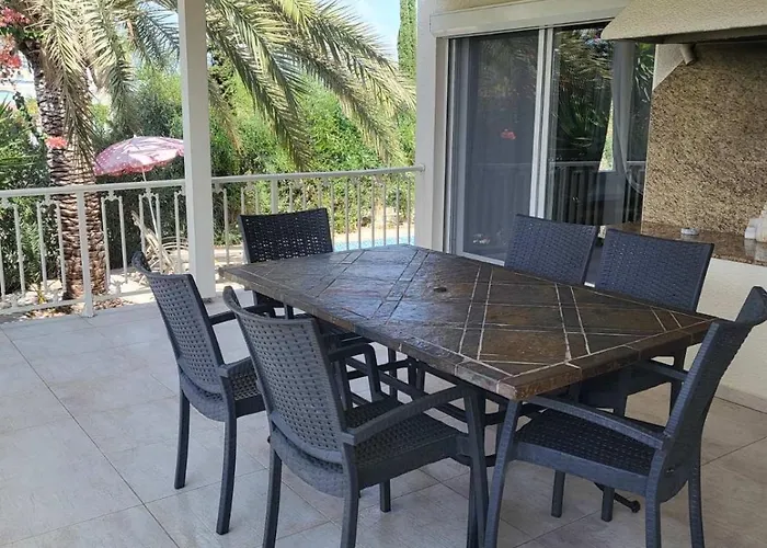 Vila Neyla Four Bedroom Front Coral Bay