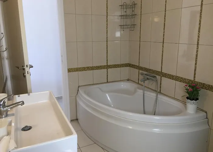 Вилла Neyla Four Bedroom Front Корал-Бэй