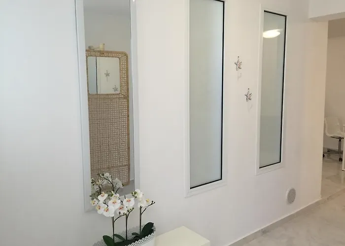 Вилла Neyla Four Bedroom Front Корал-Бэй