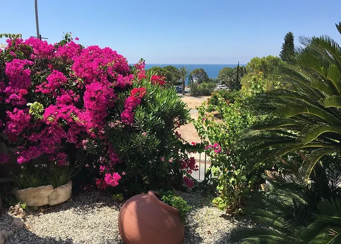 Вилла Neyla Four Bedroom Front Корал-Бэй